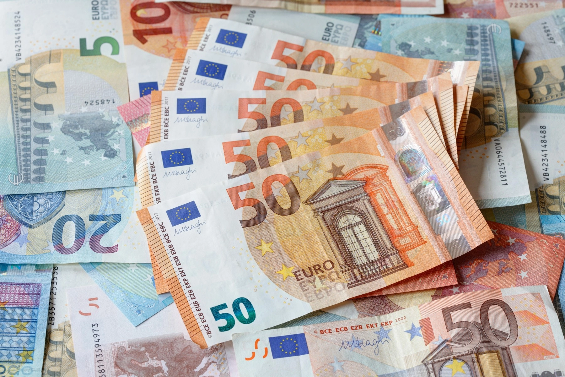 Bancnote false de 50 de euro, descoperite în Dâmbovița: Trei persoane sunt cercetate