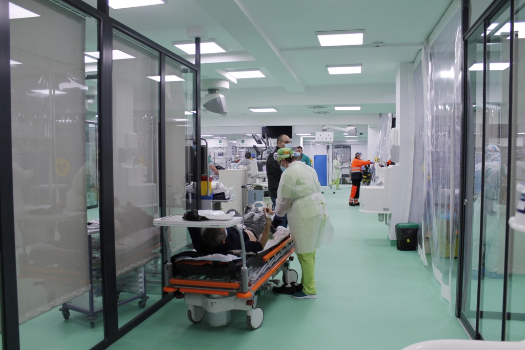 O tânără din Mehedinţi acuză medicii de la Spitalul Judeţean Drobeta-Turnu Severin că au lăsat-o să aştepte două ore în Urgenţă