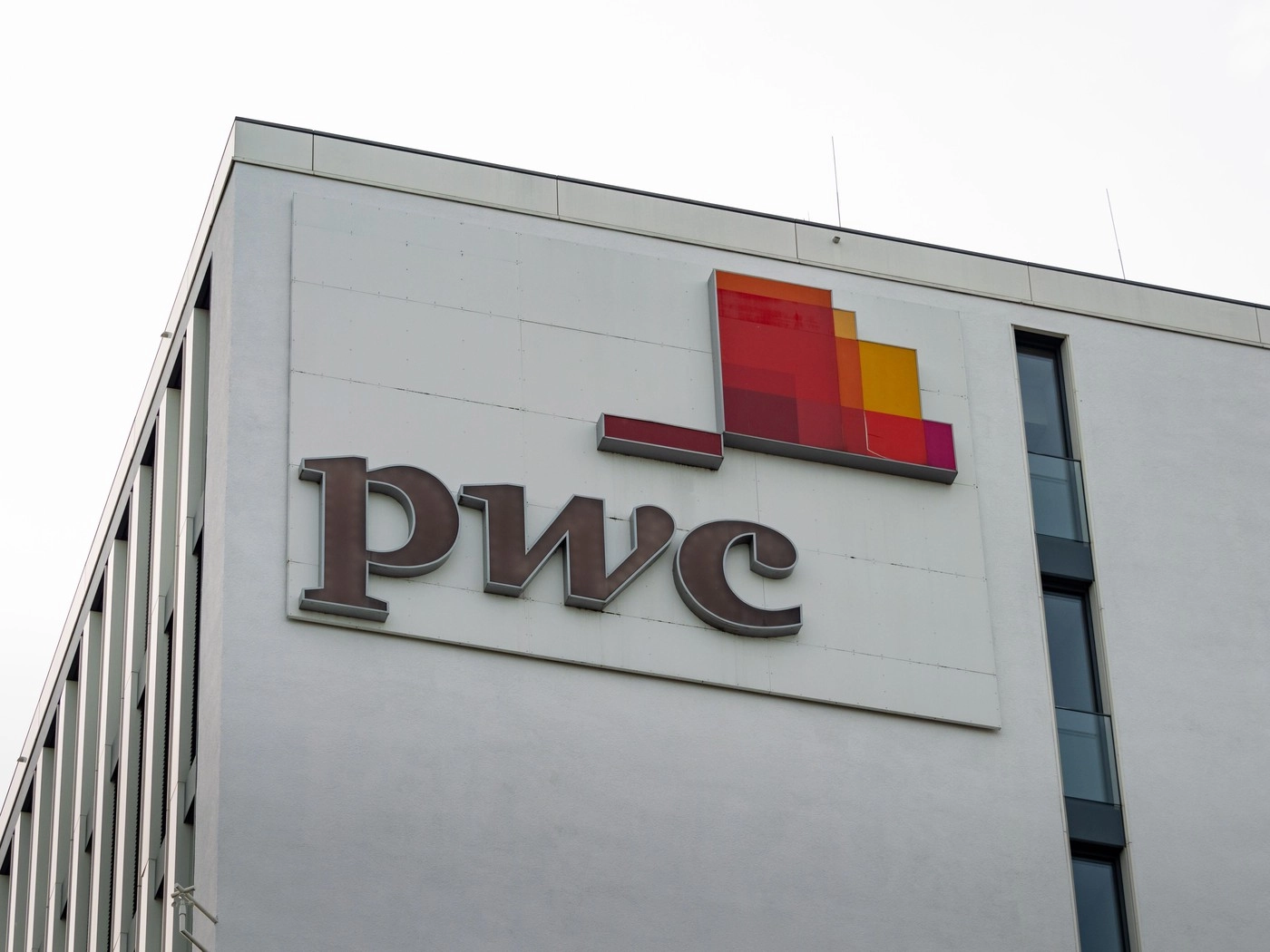 Ce transmite Ordonanţa "trenuleţ" companiilor: Noi date despre presiunea fiscală din 2026 / PwC România, mesaj pentru Ilie Bolojan