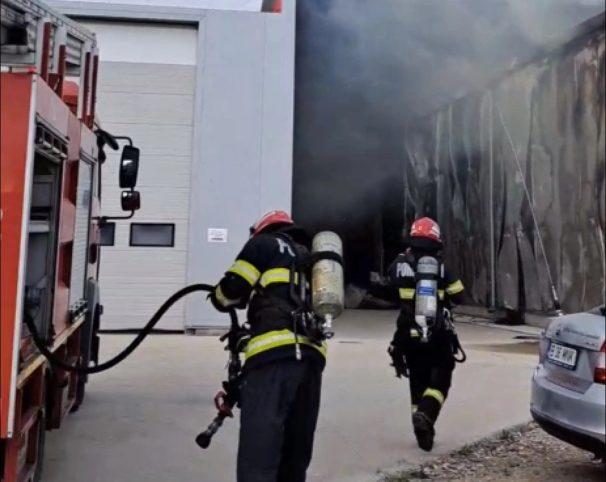 Incendiu devastator într-un bloc din Neamț: O femeie a ars de vie, alta a ajuns la spital, evacuare de urgență pentru zeci de oameni