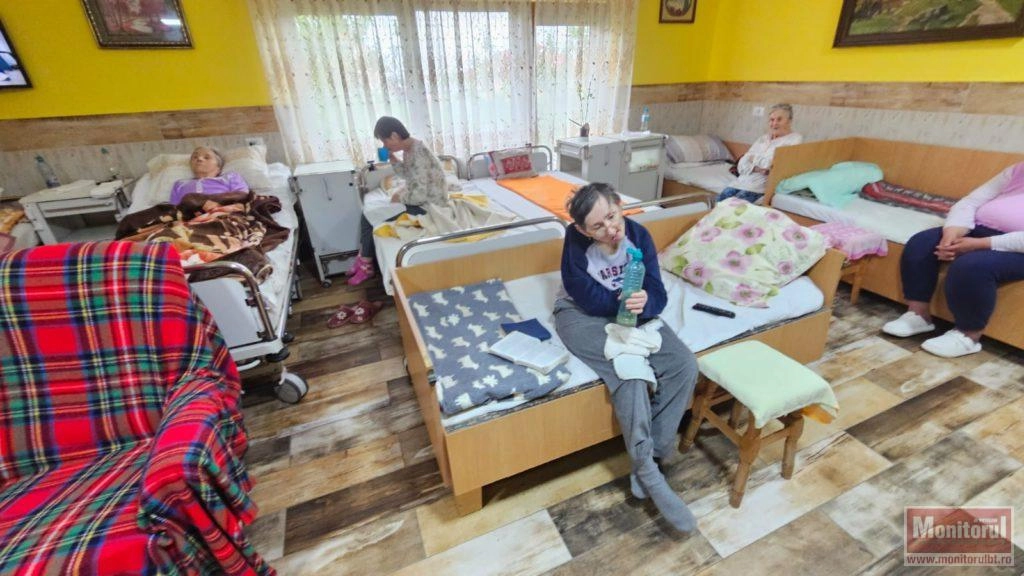 Invazie de ploșnițe, mizerie și cabinet medical fără apă la un centru de bătrâni din Mogoșoaia. 54 de vârstnici au fost mutați după ce azilul a fost închis de autorități