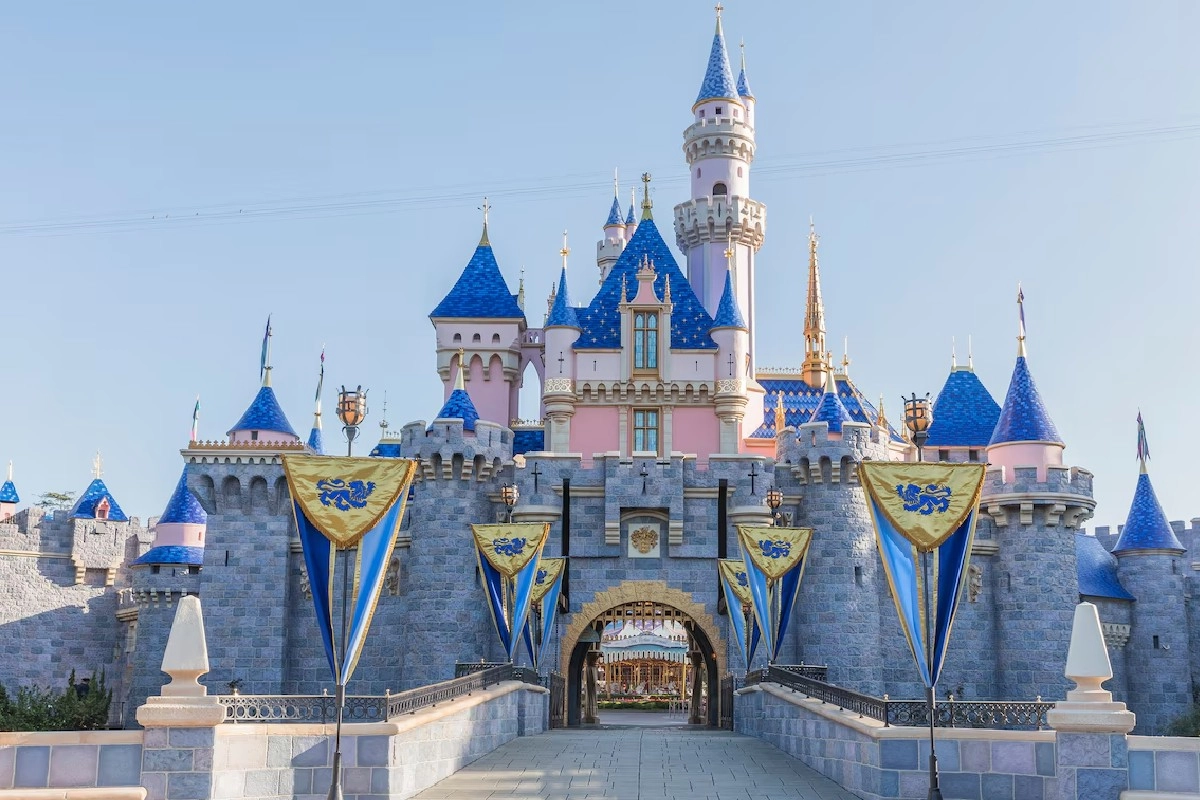 Un angajat al Disney a fost rănit de un decor de scenă de aproximativ 180 de kilograme, în timpul unui spectacol