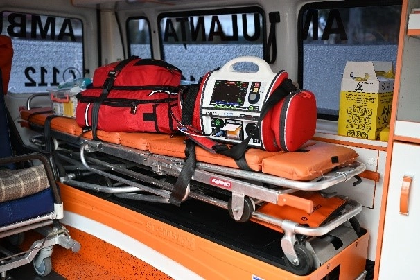 Autobasculantă răsturnată pe carosabil. Șoferul a ajuns la spital