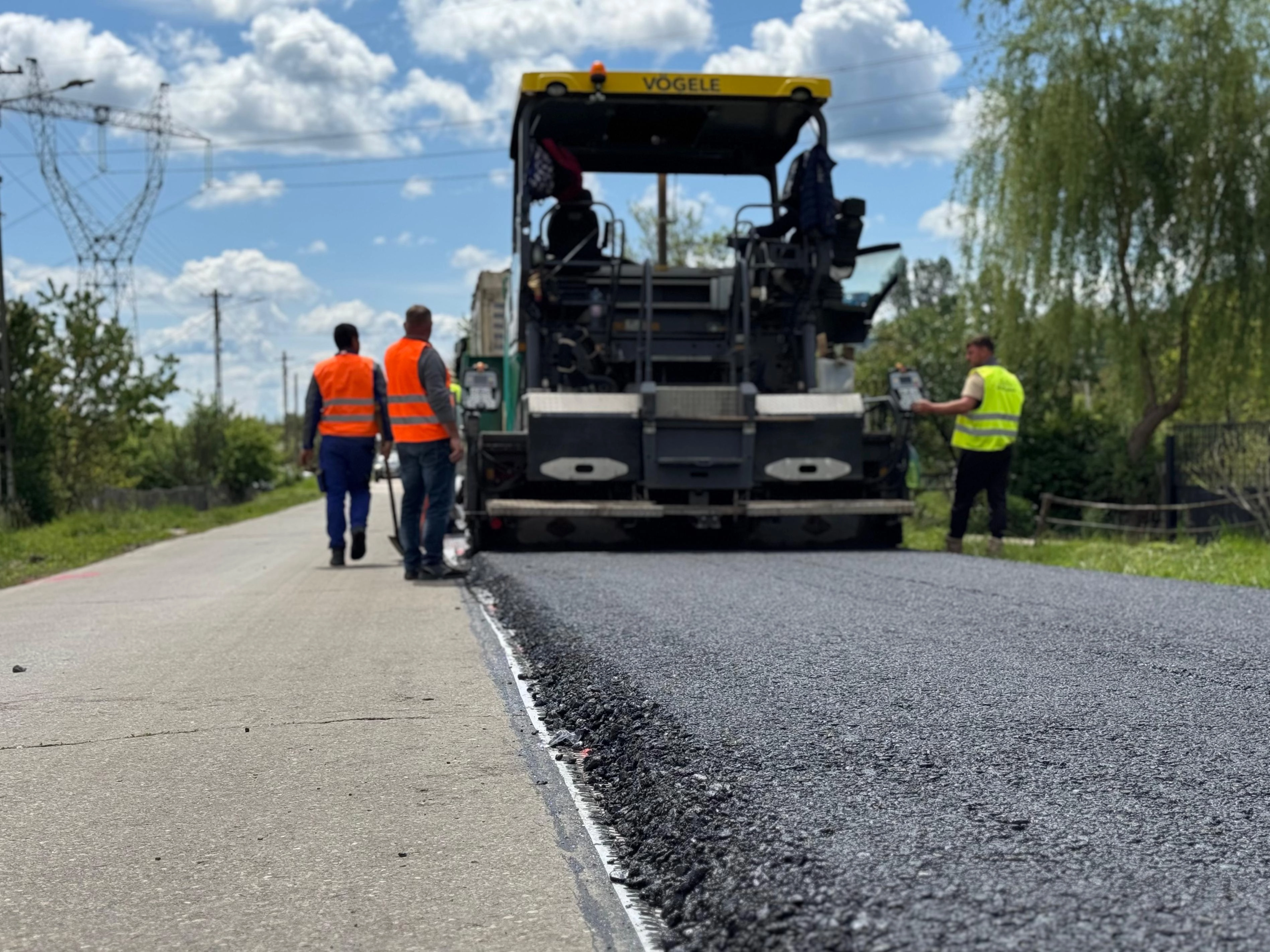 Este unul dintre puținele județe din țară 'pe drumul cel bun': Ce sumă record se investește în modernizarea infrastructurii rutiere