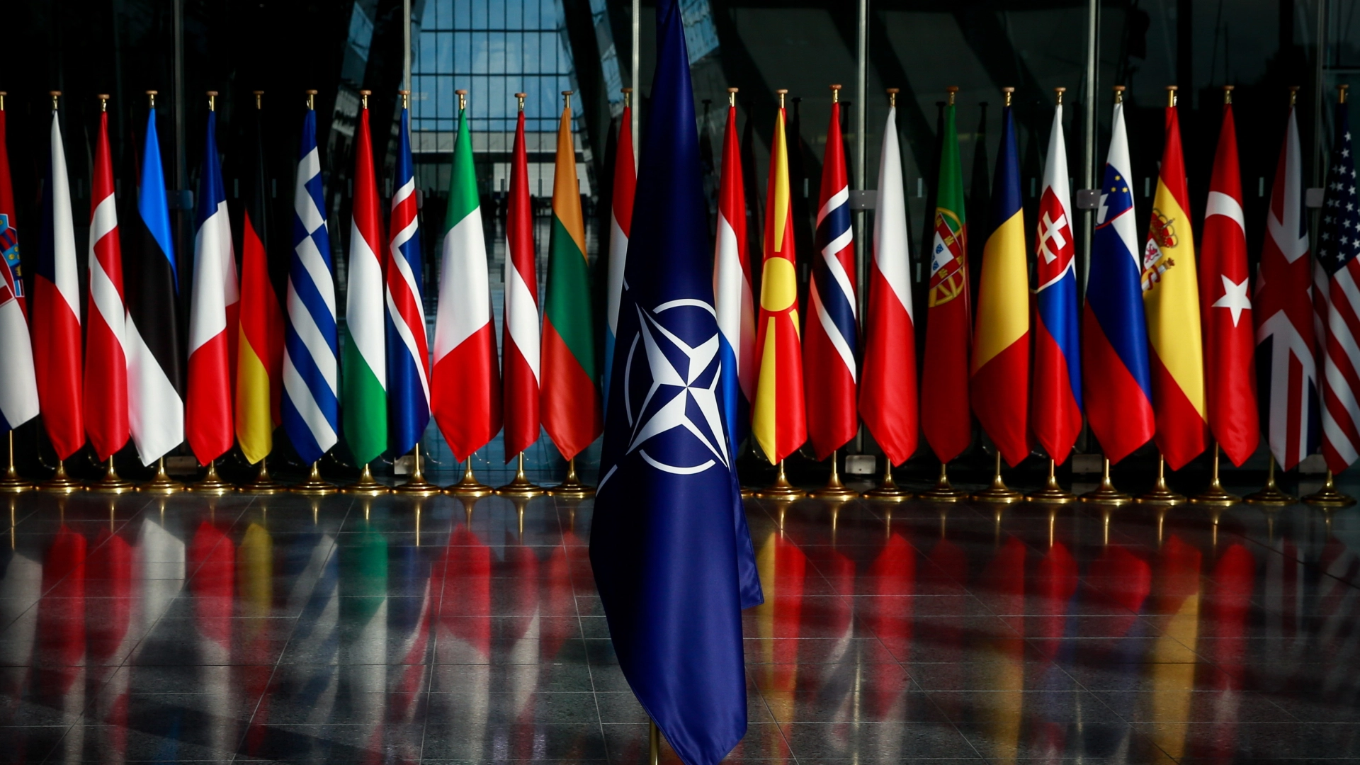 NATO în fața unei schimbări: SUA vor să transfere povara pe umerii Europei