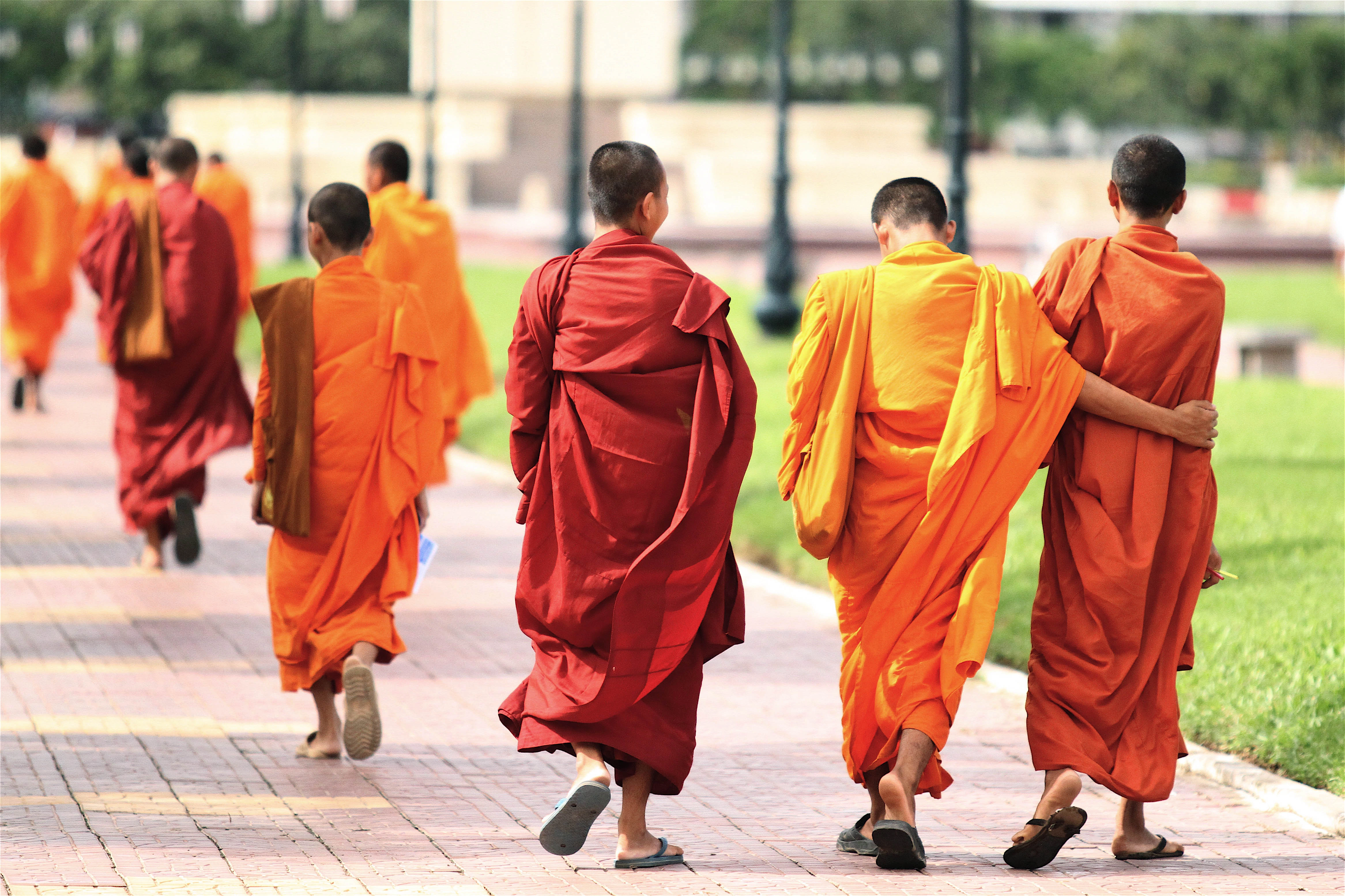 Grupul de călugări budiști care traversează Statele Unite pe jos se apropie de final