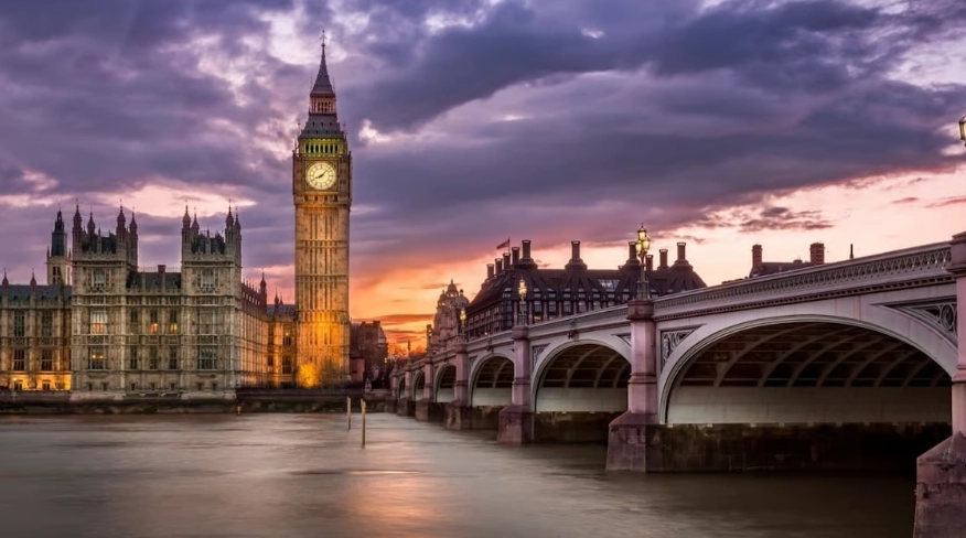 Economia Regatului Unit a scăzut și în luna octombrie: o nouă lovitură pentru ministrul britanic de Finanțe