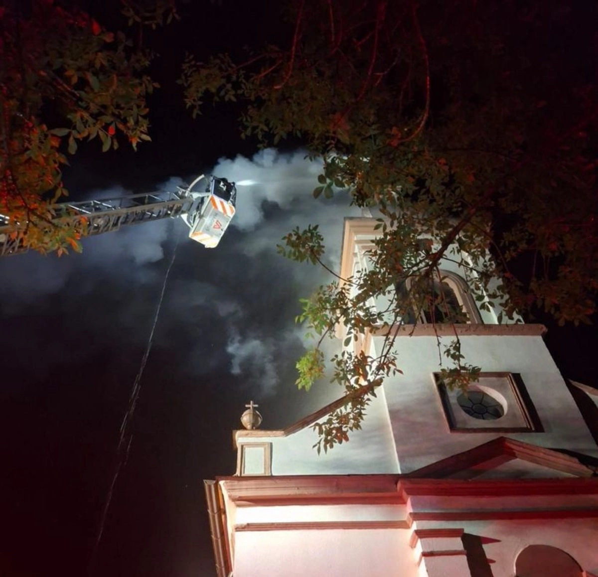 Turla unei biserici a luat foc, pompierii intervenind pentru lichidarea incendiului care s-a extins pe sute de metri pătraţi