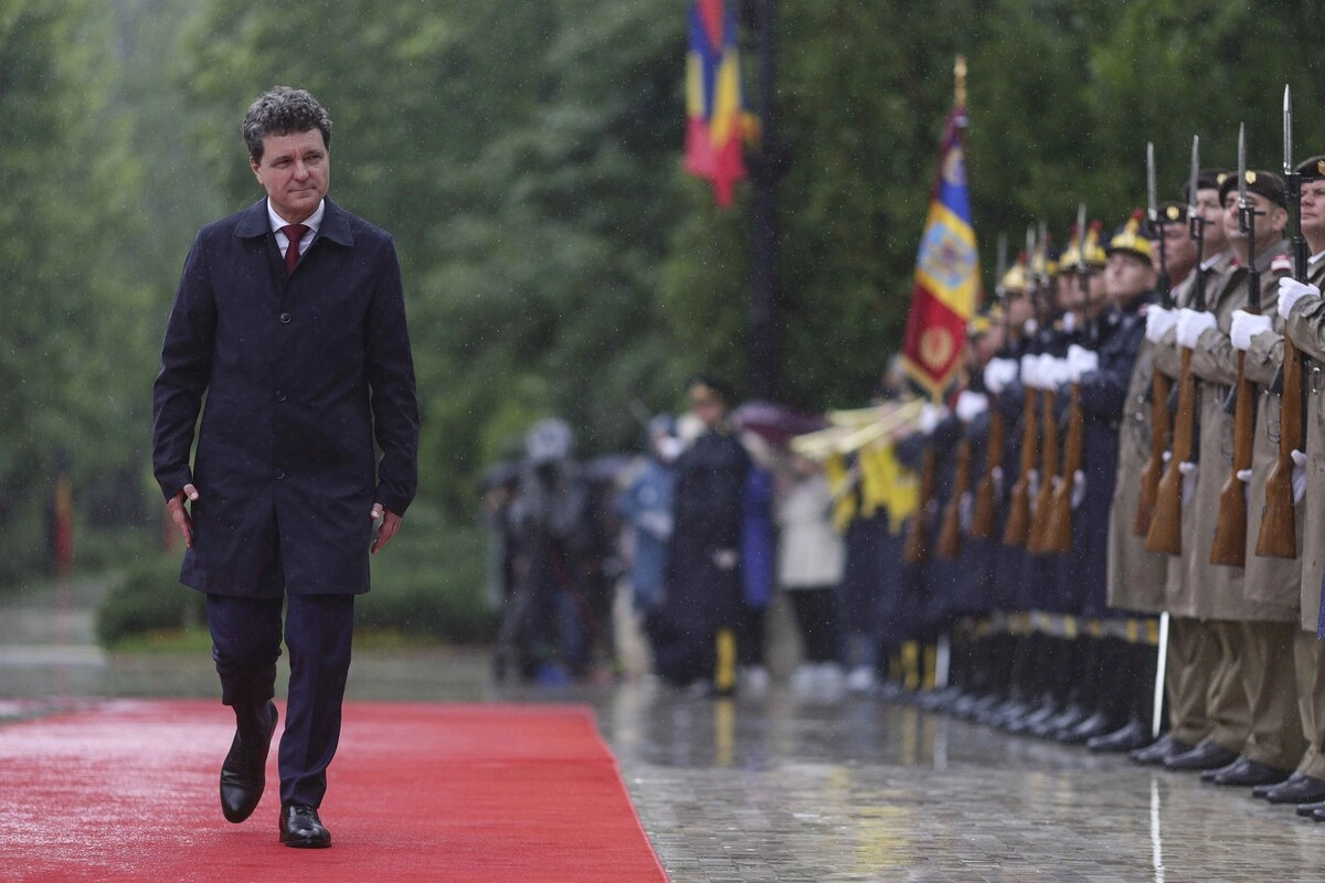 Nicușor Dan a semnat zeci de decrete - Șefi din MAI și MApN, avansați în grad. Șeful Poliției Române deschide lista