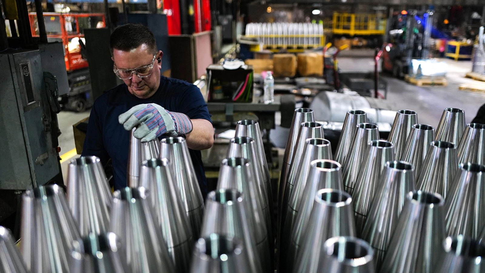 Ucraina lansează construcţia unei fabrici de armament, Fire Point Rocket Technology, în vestul Danemarcei, la Vojens. Instalaţia urmează să producă, din toamna lui 2026, propergol, un combustibil de rachetă şi dronă. Suedia îi donează 1,1 mld. coroane pen