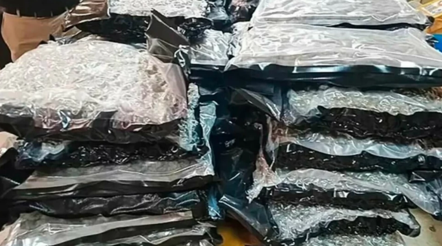 Doi bărbați, prinși în flagrant cu 4 kg de droguri și peste 160.000 de lei, au fost reținuți