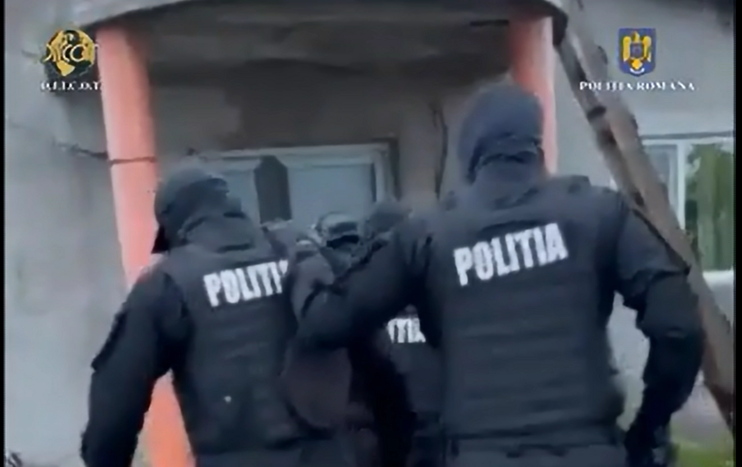 Descinderi fulger la locuințele unor bărbați. Polițiștii au găsit peste 100.000 de țigarete netimbrate și sute de mii de lei