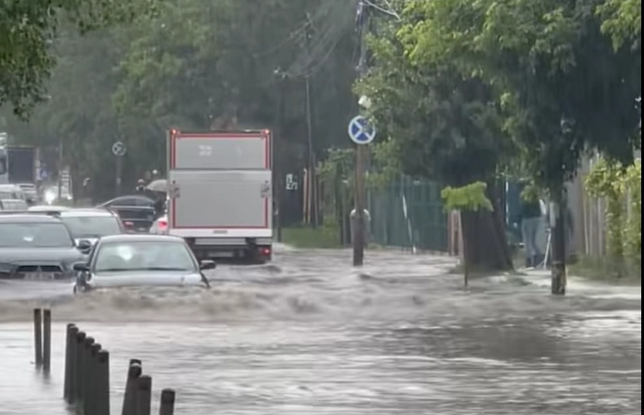 Drum inundat în judeţul Neamţ - Este singura cale de acces pentru camioane mari către satul Cracaoani / Autospecialele pot circula în zonă / Autorităţile anunţă deversări controlate