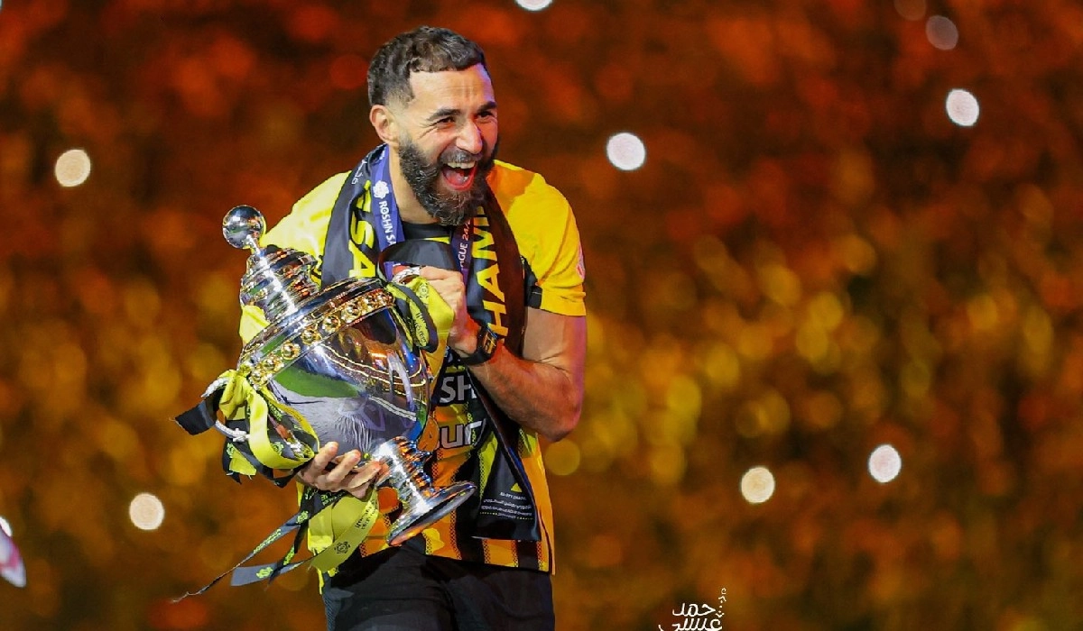 Karim Benzema s-a fotografiat cu ultima sa achiziţie, un tablou de Picasso: 'Bine ai venit acasă'