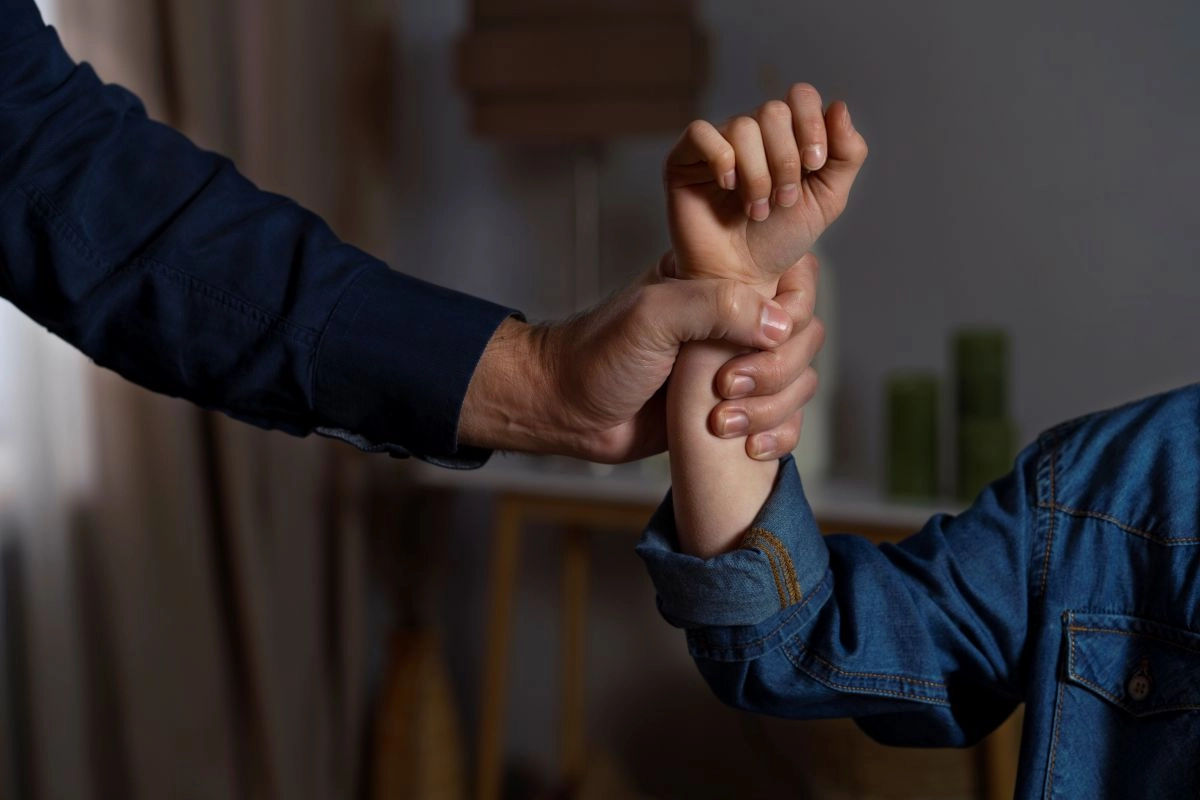 Salvaţi Copiii: Femeile din România, victime ale violenţei sau ameninţărilor, mai mult decât dublul mediei din UE (Raport)