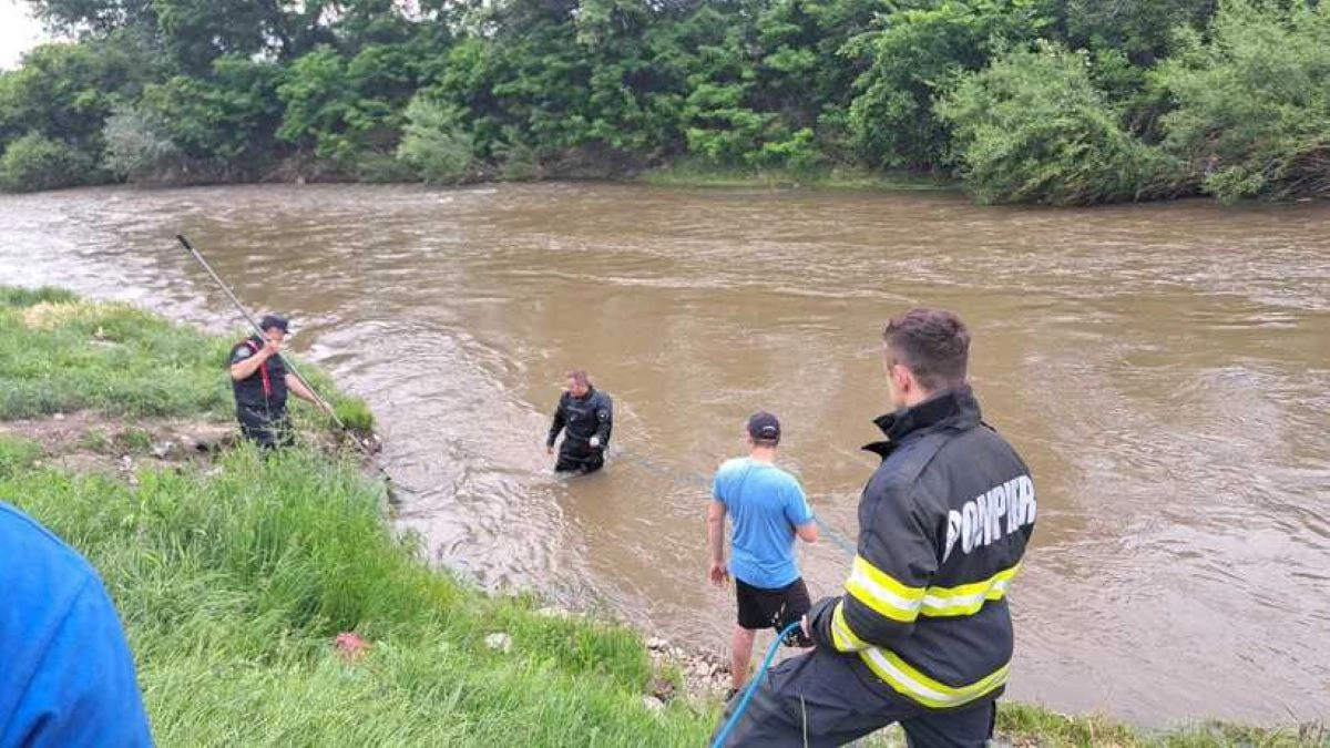 Maşină căzută în râul Jiu: Un bărbat, scos de pompieri în şoc hipotermic