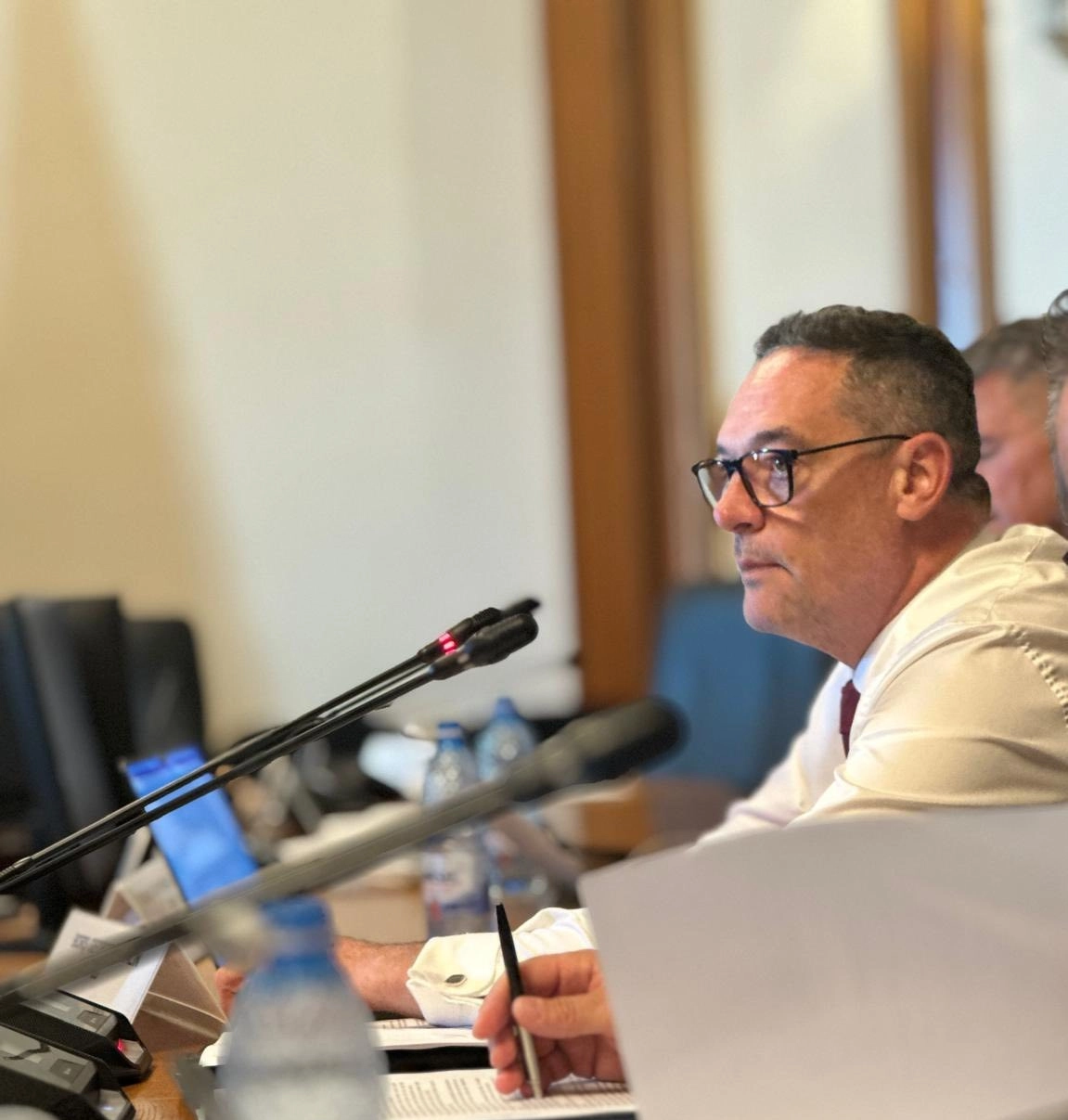 Deputatul Mădălin George Borș denunță campania de manipulare lansată de APCE privind Proiectul de lege L453/2025: „Drepturile prosumatorilor nu sunt atinse. Niciun articol din proiect nu introduce controlul asupra instalațiilor prosumatorilor”