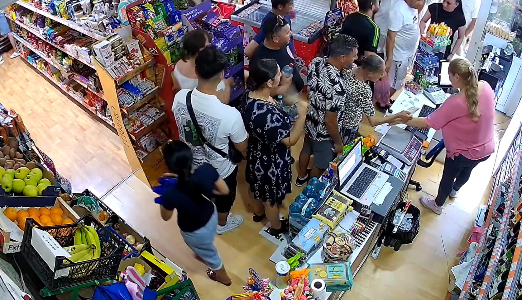 Micile magazine sătești, mini-bănci pentru localnici: Numerar direct de la tejghea?