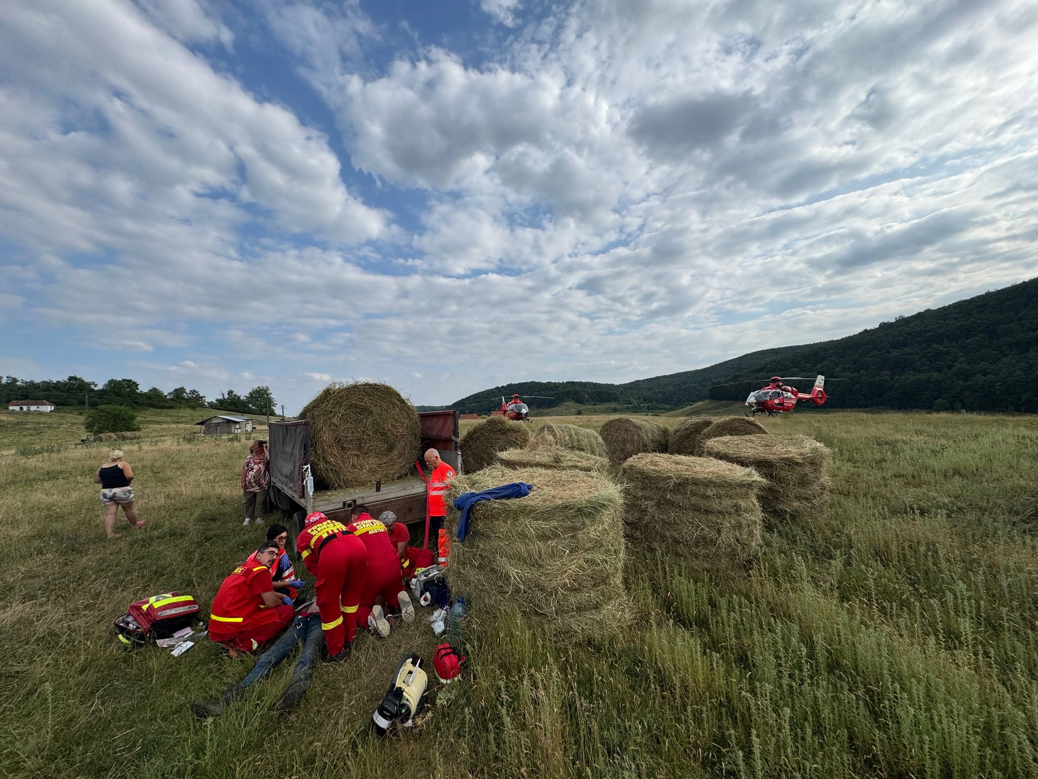 Copil de şapte ani, în stop cardio-respirator după ce a fost lovit de un balot de fân/ Echipajele medicale îi fac manevre de resuscitare