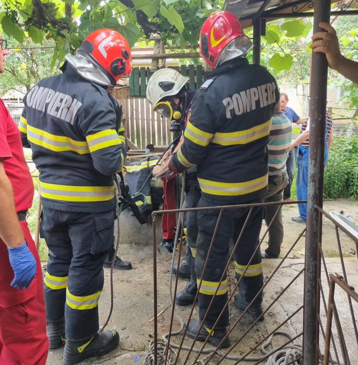 Bărbat căzut într-un puţ adânc de patru metri, salvat de pompieri