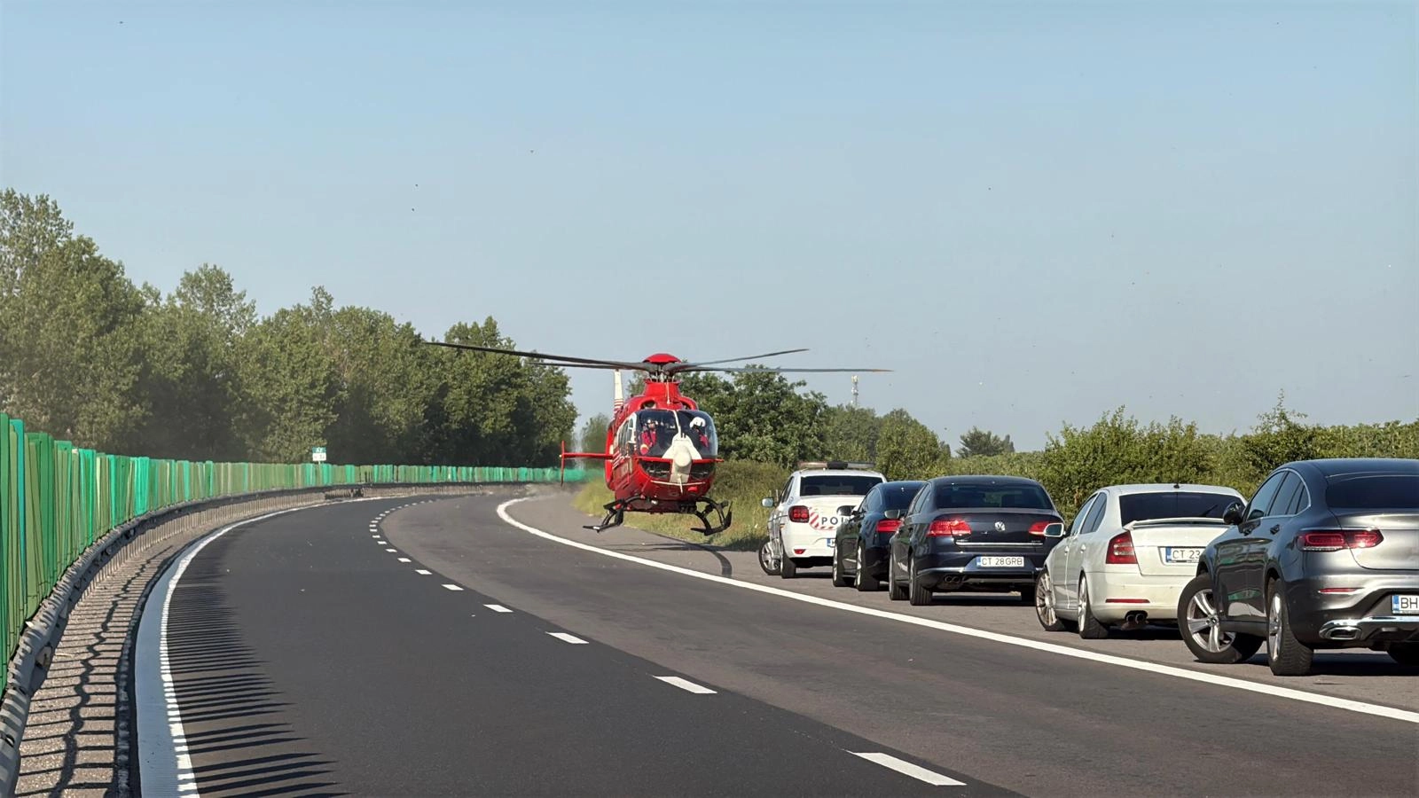 Accident rutier în Sibiu: bărbat extras din mașină în stop cardiac. Intervine elicopterul SMURD