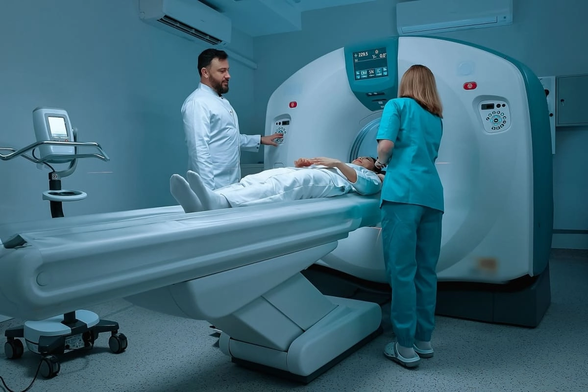 Inovație uriașă în spitalele românești: RMN Mobil folosit direct în sala de operație, în premieră la Iași