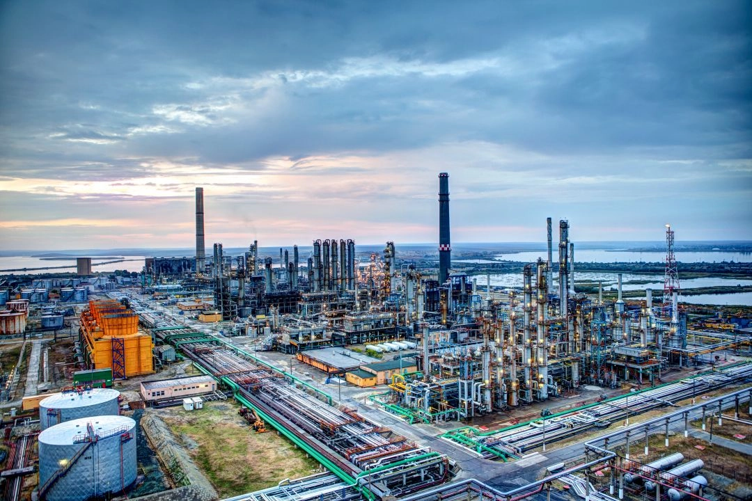 Ilie Bolojan, discuţie cu oficialii OMV Petrom despre proiectul Neptun Deep / Guvern: Compania a confirmat că îşi menţine angajamentul de a investi în România, inclusiv în proiecte de energie regenerabilă şi dezvoltarea capacităţilor pentru biocombustibil