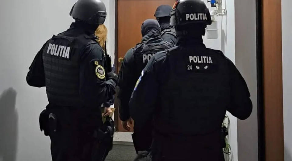 Aburii alcoolului au făcut-o pe o femeie din județul Neamț să-și înjunghie concubinul. A fost arestată preventiv