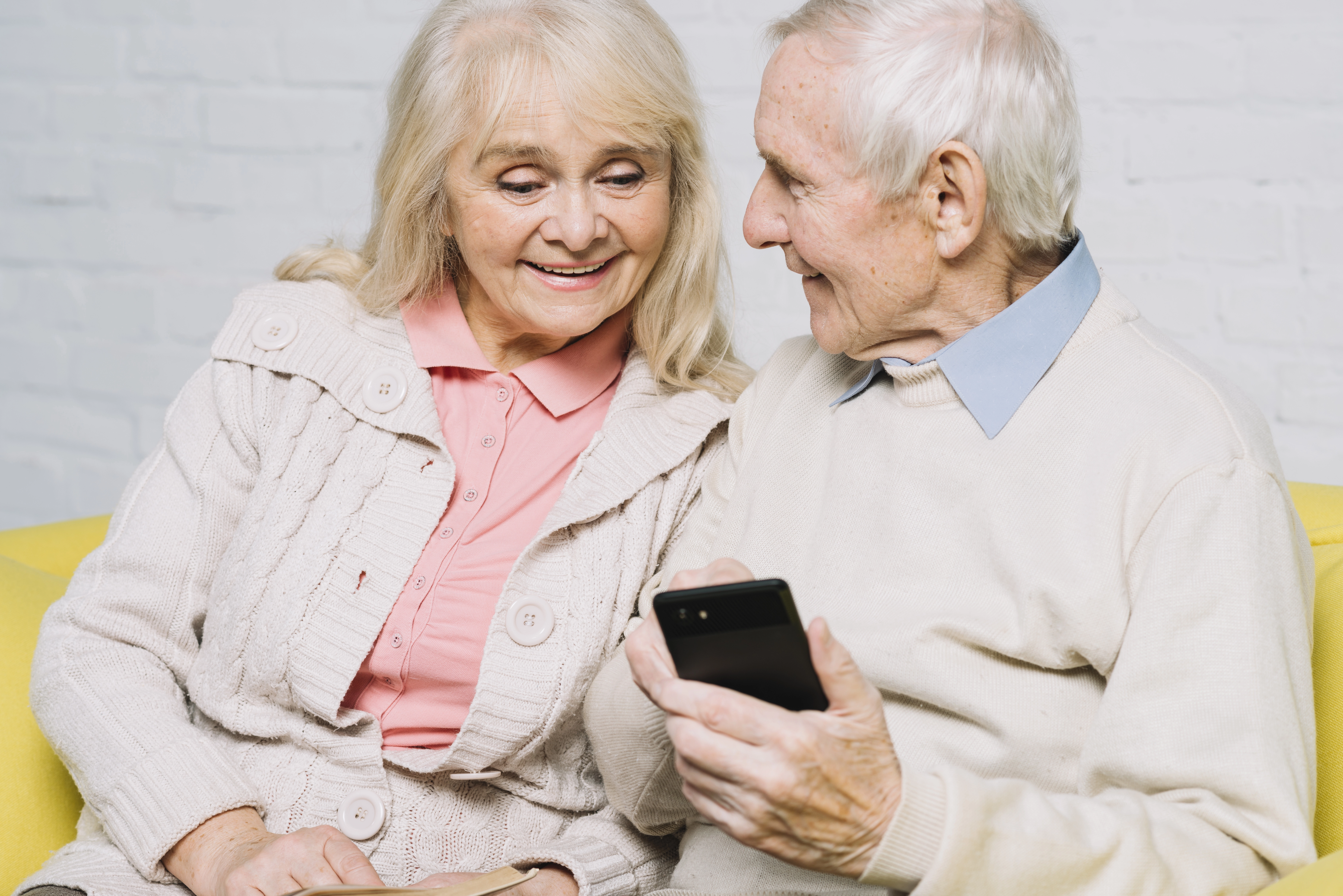 Telefonul Vârstnicului, linia gratuită a Fundaţiei Regale Margareta - 115.000 de apeluri şi 22.000 de beneficiari