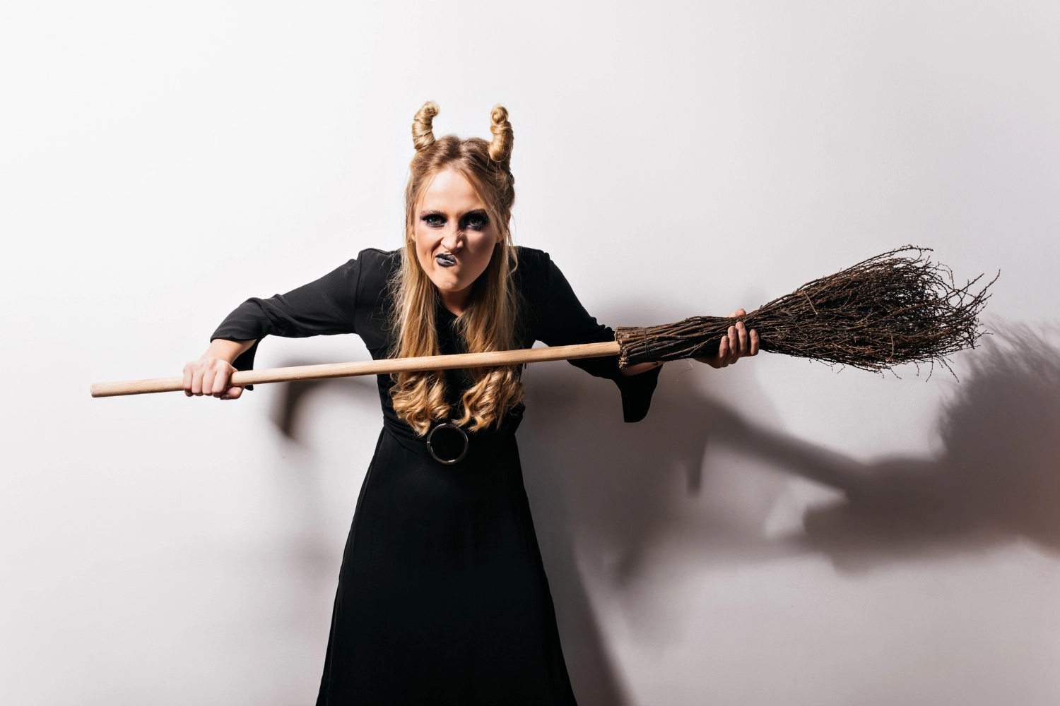 Tânără reținută după ce ar fi înșelat o femeie printr-un 'descântec' fals: A 'descântat-o' de toate bijuteriile