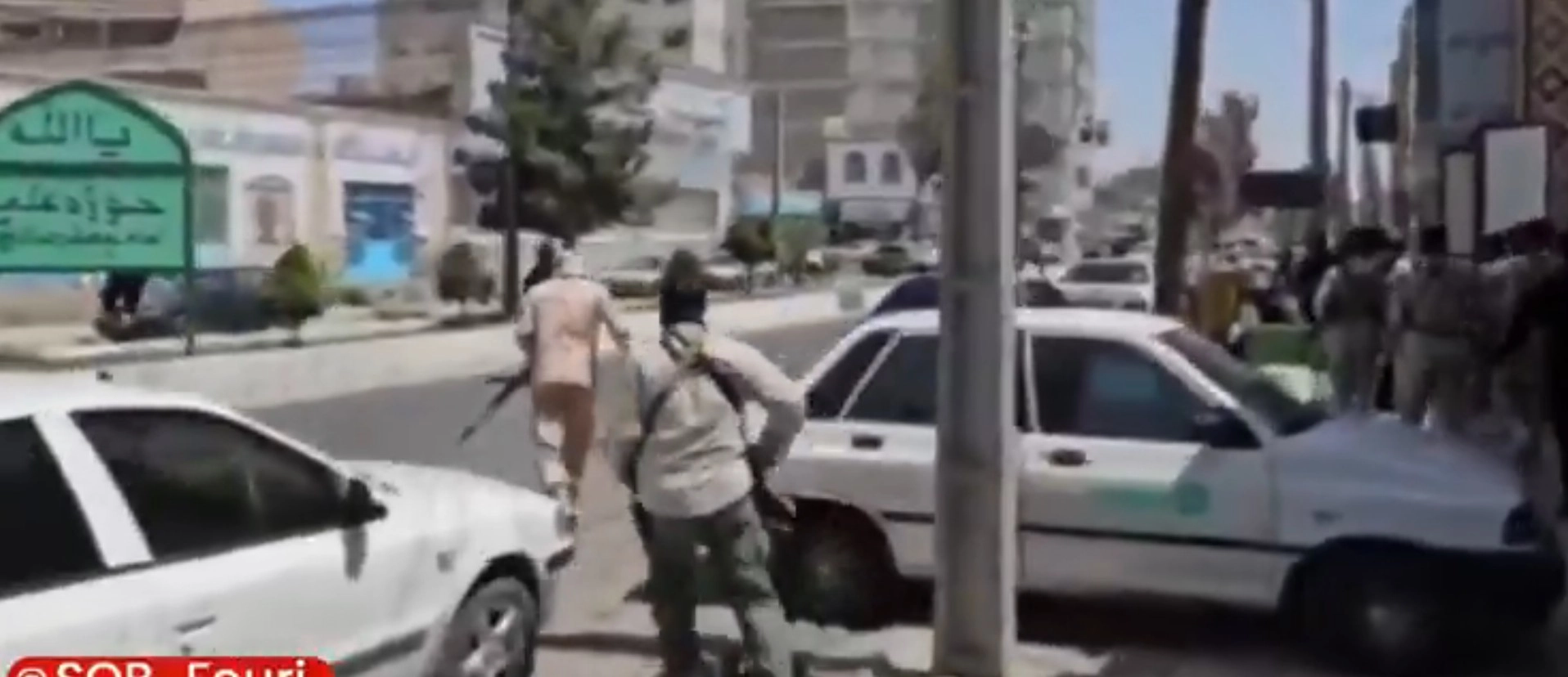 Imagini șocante cu zeci de cadavre îngrămădite în faţa unei morgi de lângă Teheran