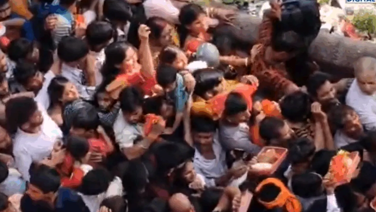 Bilanţul busculadei din sudul Indiei creşte la 40 de morţi, inclusiv nouă copii - Trei persoane inculpate - Panica a apărut după ce spectatori, căţăraţi pe o creangă într-un arbore, au căzut pe mulţime, scrie presa indiană