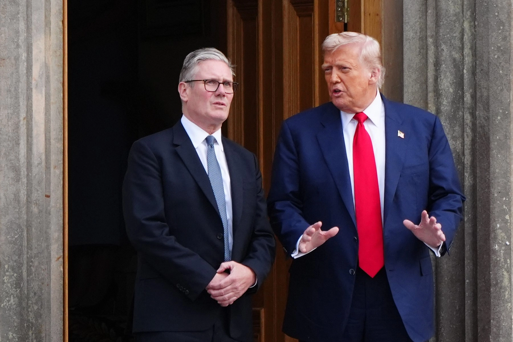 Cadoul primit de la Trump pentru care premierul britanic a plăitit o sumă de bani