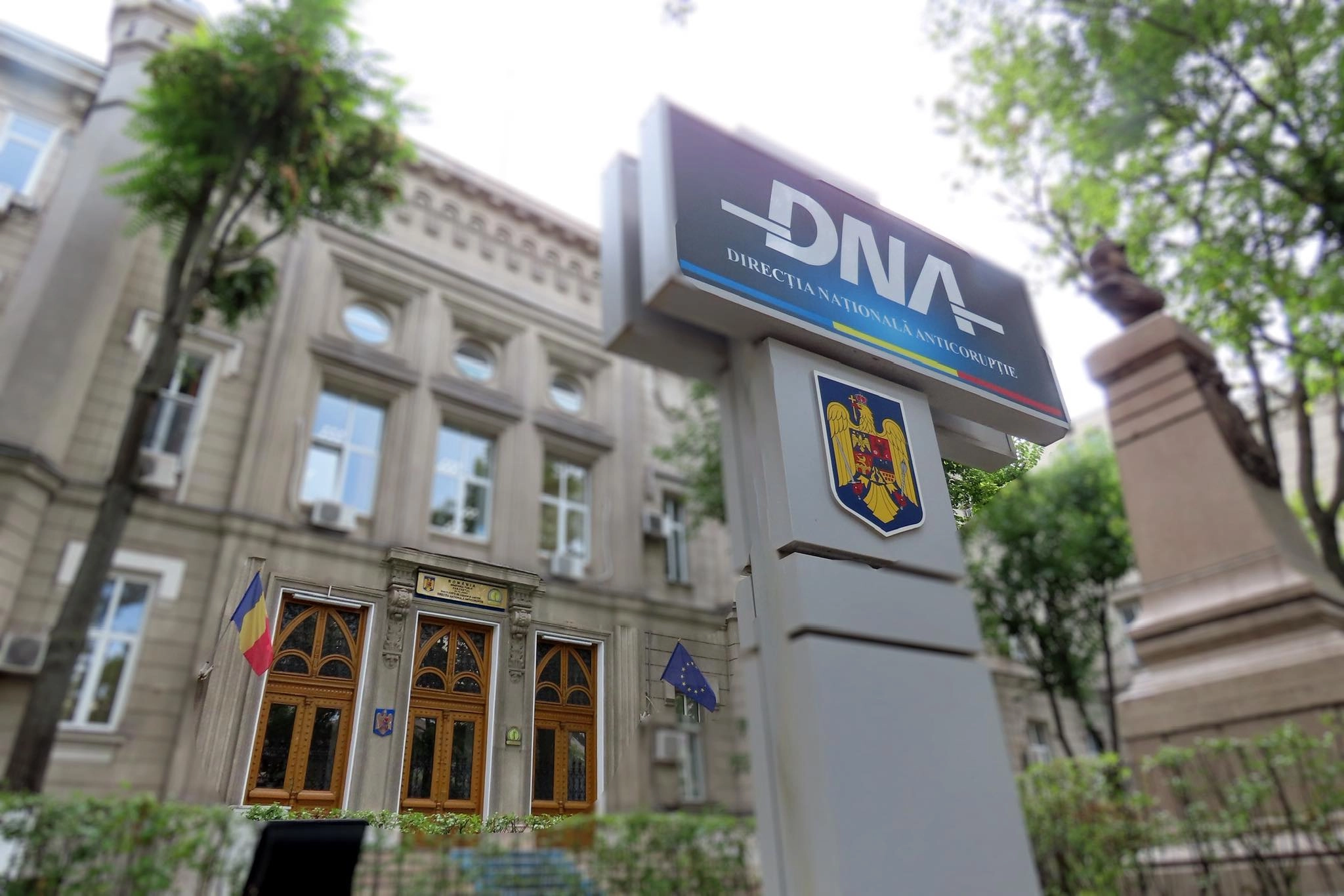 Descinderi DNA la instituții publice din Neamț: Funcționari publici, săltați pentru corupție
