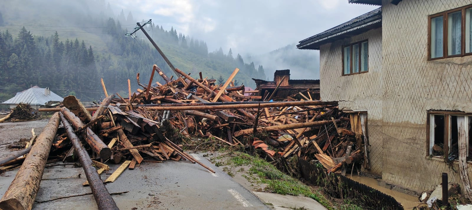 Bilanţul inundaţiilor şi alunecărilor de teren din Sri Lanka a crescut la 153 de morţi