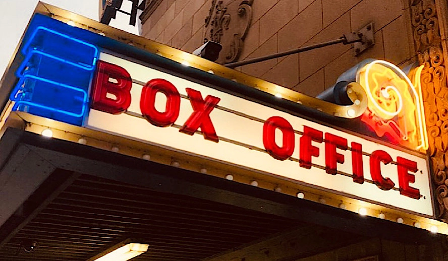 Box office - Weapons a revenit pe locul 1, în timp ce relansarea filmului Jaws cu ocazia celei de-a 50-a aniversări a depăşit Caught Stealing şi The Roses