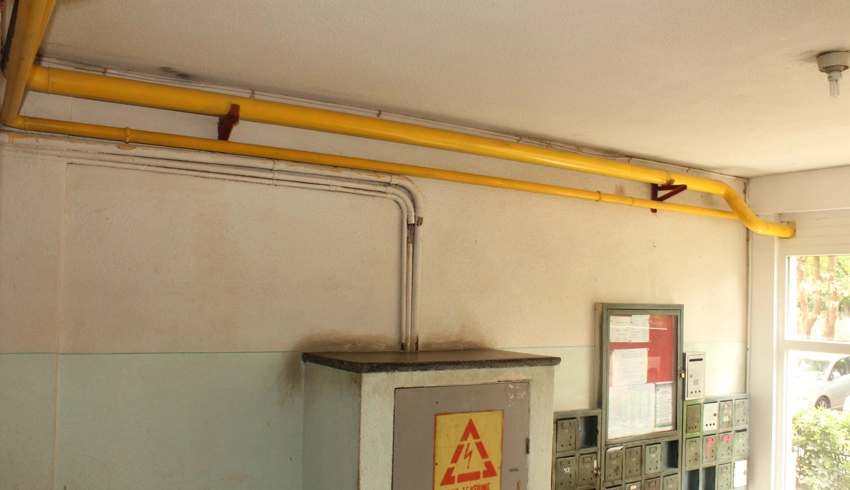 Zece persoane, evacuate din cinci locuinţe într-o comună din judeţul Mureş, din cauza unei avarii la o ţeavă de alimentare cu gaz. Avaria la conducta de gaz a survenit din cauze necunoscute