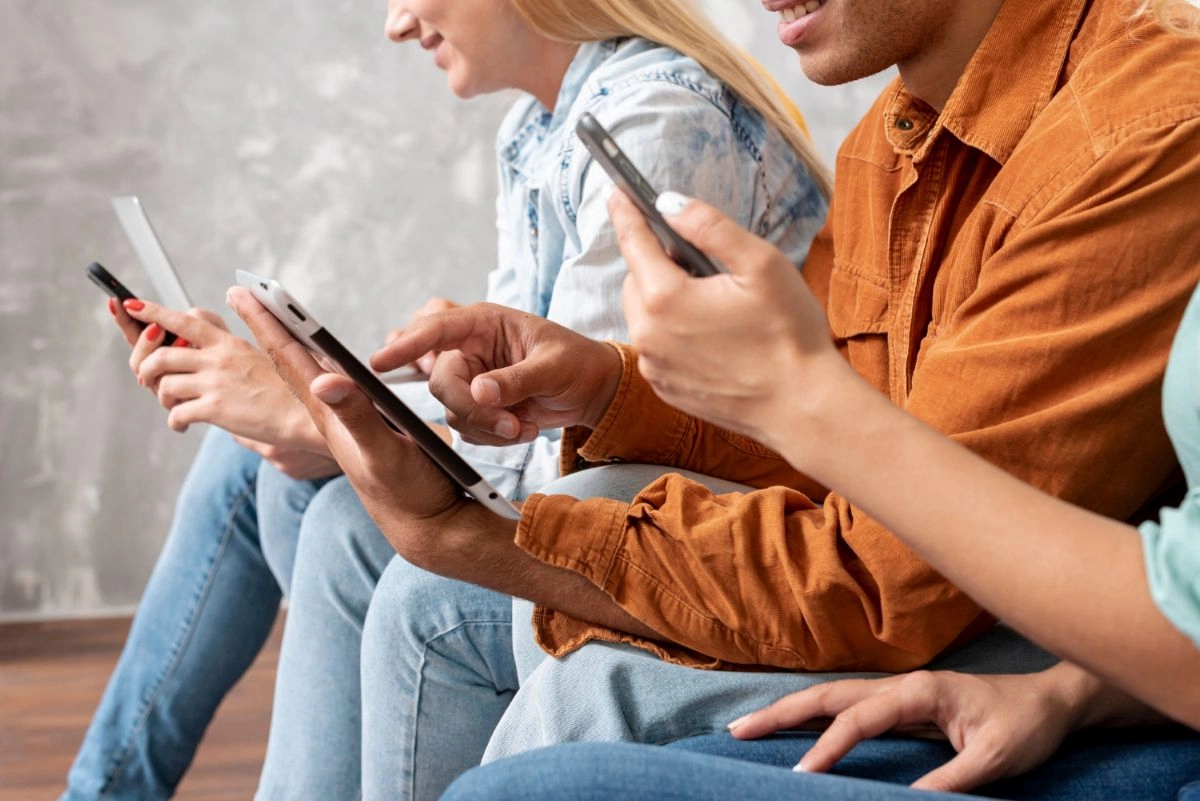 Utilizarea rețelelor sociale prezintă riscuri semnificative pentru copii și adolescenți, care nu trebuie neglijate