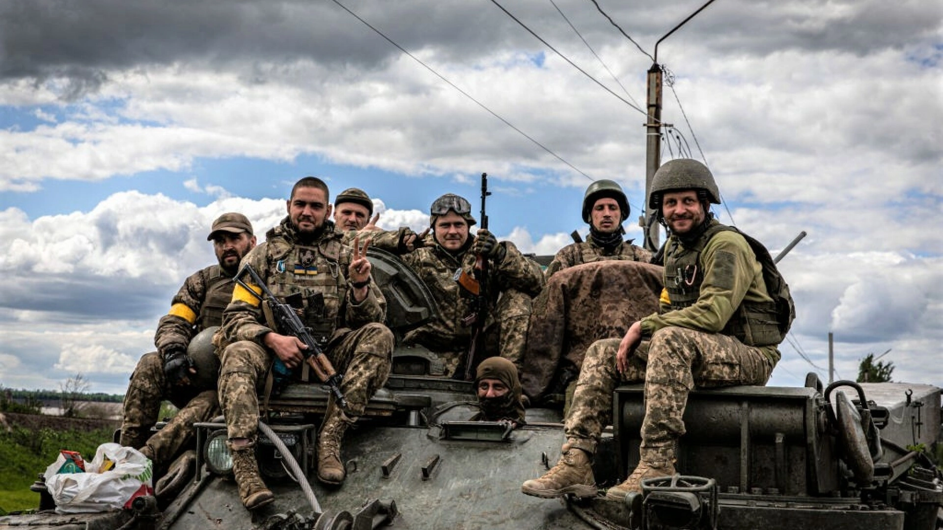 Letonia a livrat noi vehicule blindate de transport Patria 6x6 către Ucraina