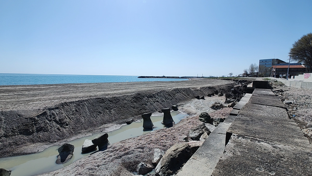 Plajele de pe litoral, verificate în urma găsirii rezervorului de gaz îngropat ilegal în nisip la Năvodari