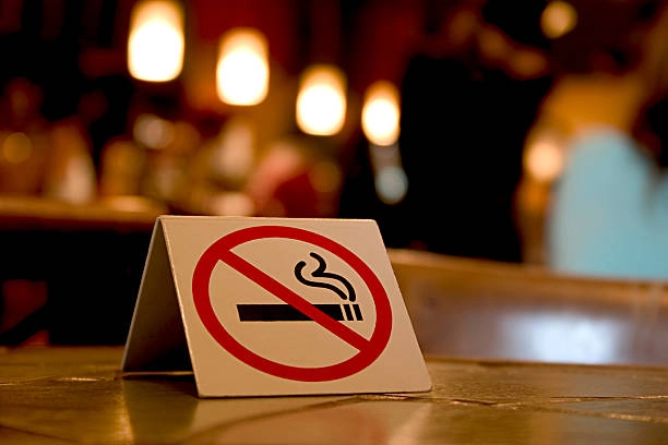 Revoluție anti-fumat într-o țară europeană: țigările și vape-urile, interzise în locuri publice; amenzi record pentru cine nu se conformează