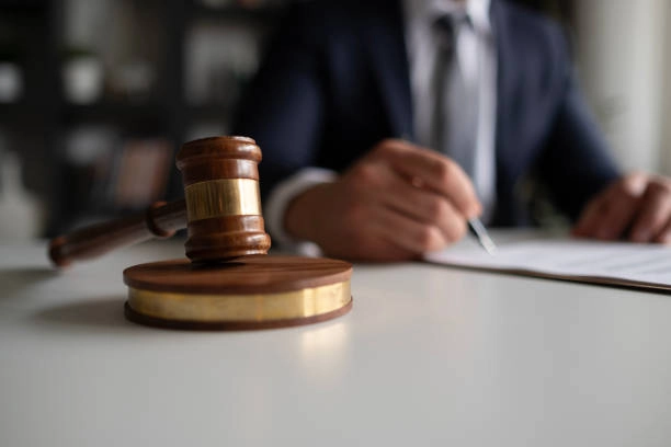 Bărbatul care şi-a ucis amanta, după ce a bătut-o și a trecut cu maşina peste ea, a fost trimis în judecată