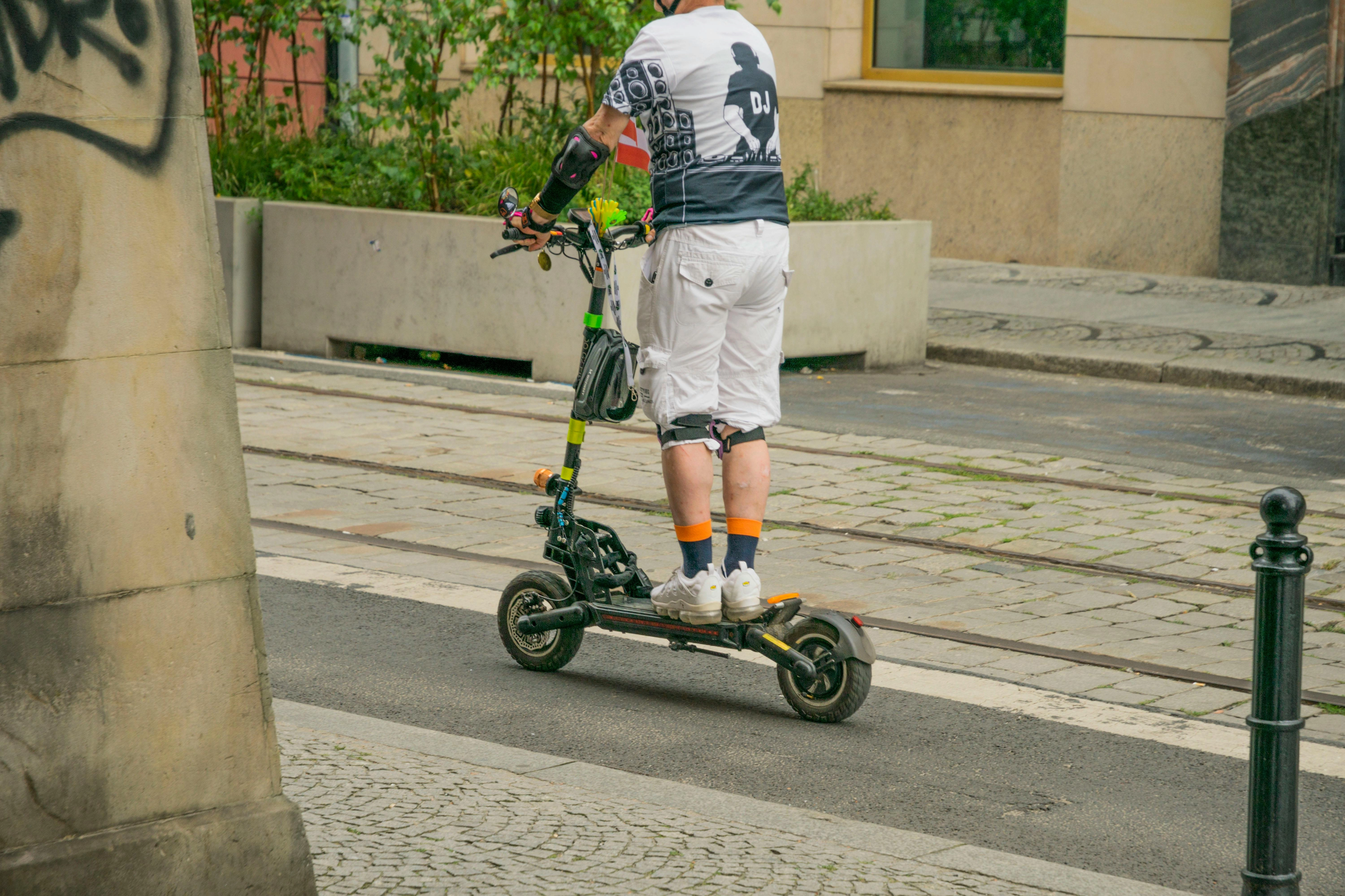 Lovitură pentru utilizatorii de trotinete: reguli noi și amenzi uriașe din mai 2026. Înmatricularea devine obligatorie