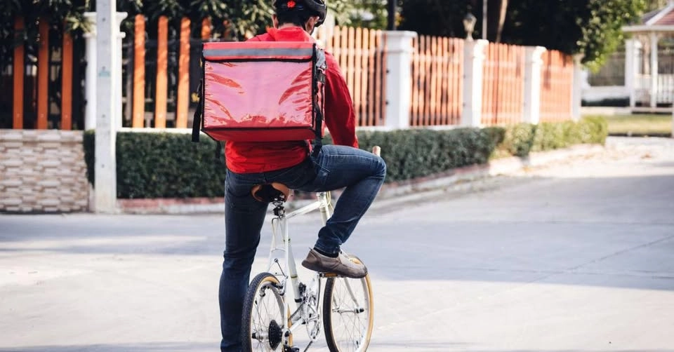 VIDEO Tânăr de 20 de ani, prins în flagrant în plină stradă după ce a încercat să fure scuterul unui livrator nepalez