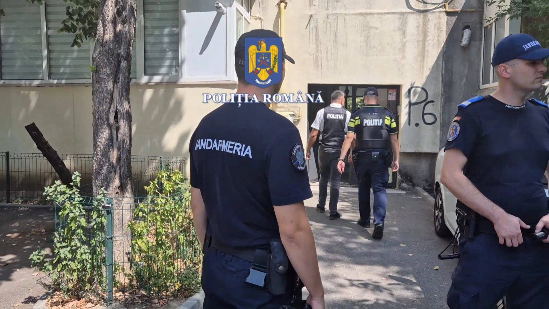 Intervenţie a forţelor speciale, după ce mai multe persoane au ameninţat o patrulă formată dintr-un poliţist şi un jandarm - Motivul scandalului este legat de faptul că forţele de ordine au cerut unui cetăţean să dea muzica mai încet