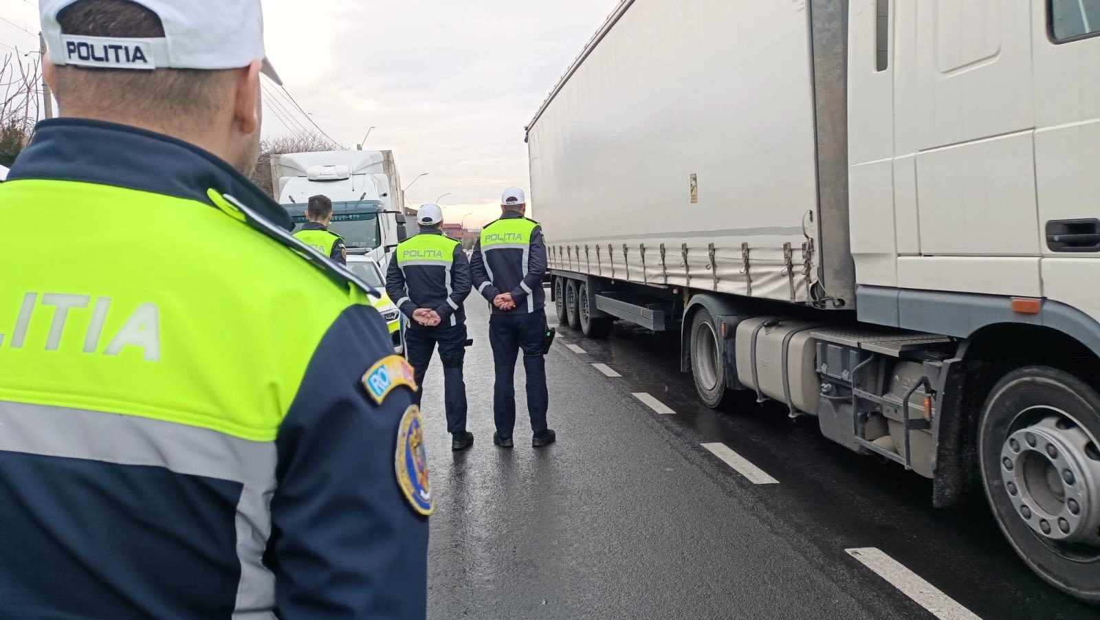 TIR cu 4,5 tone de încălţăminte uzată, întors de la frontieră