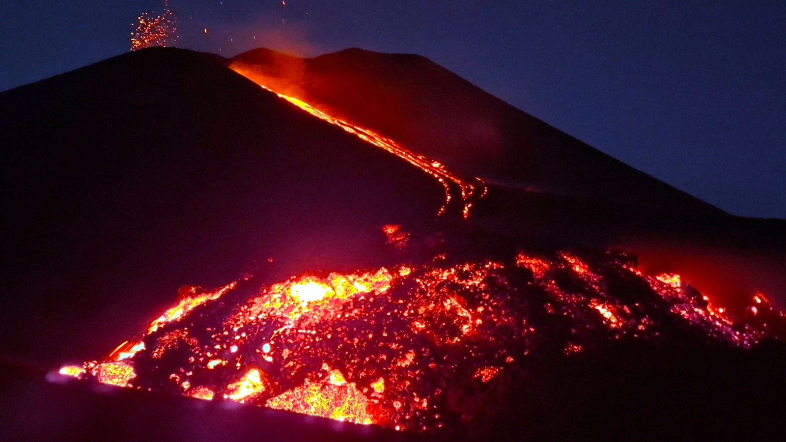 VIDEO Imgini spectaculoase cu erupța vulcanului Etna observată de schiori