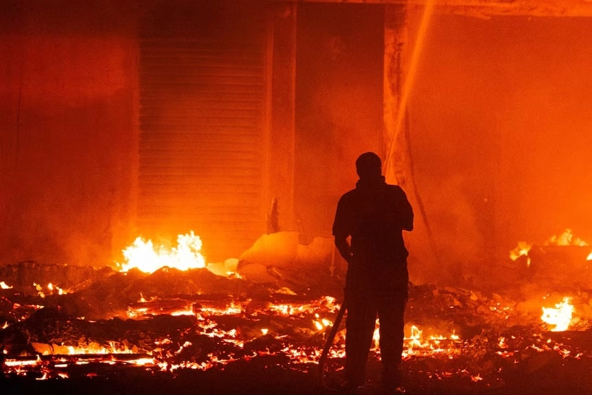 Un incendiu de proporţii a izbucnit în unitatea unde se produce kerosen a rafinăriei Chevron din Los Angeles