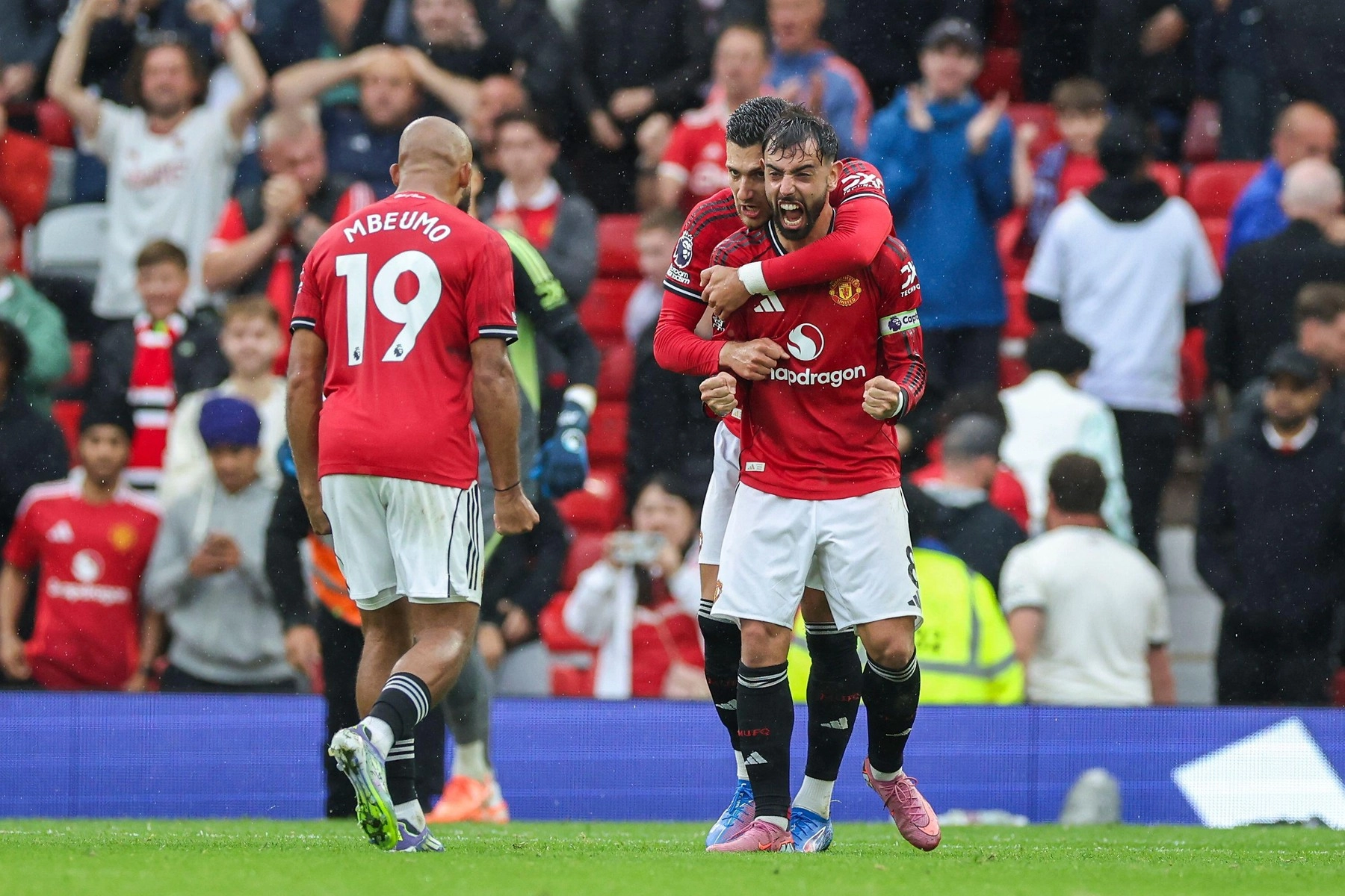 Manchester United a câştigat confruntarea cu Chelsea: Scorul a fost de 2 la 1 - Meci cu două eliminări