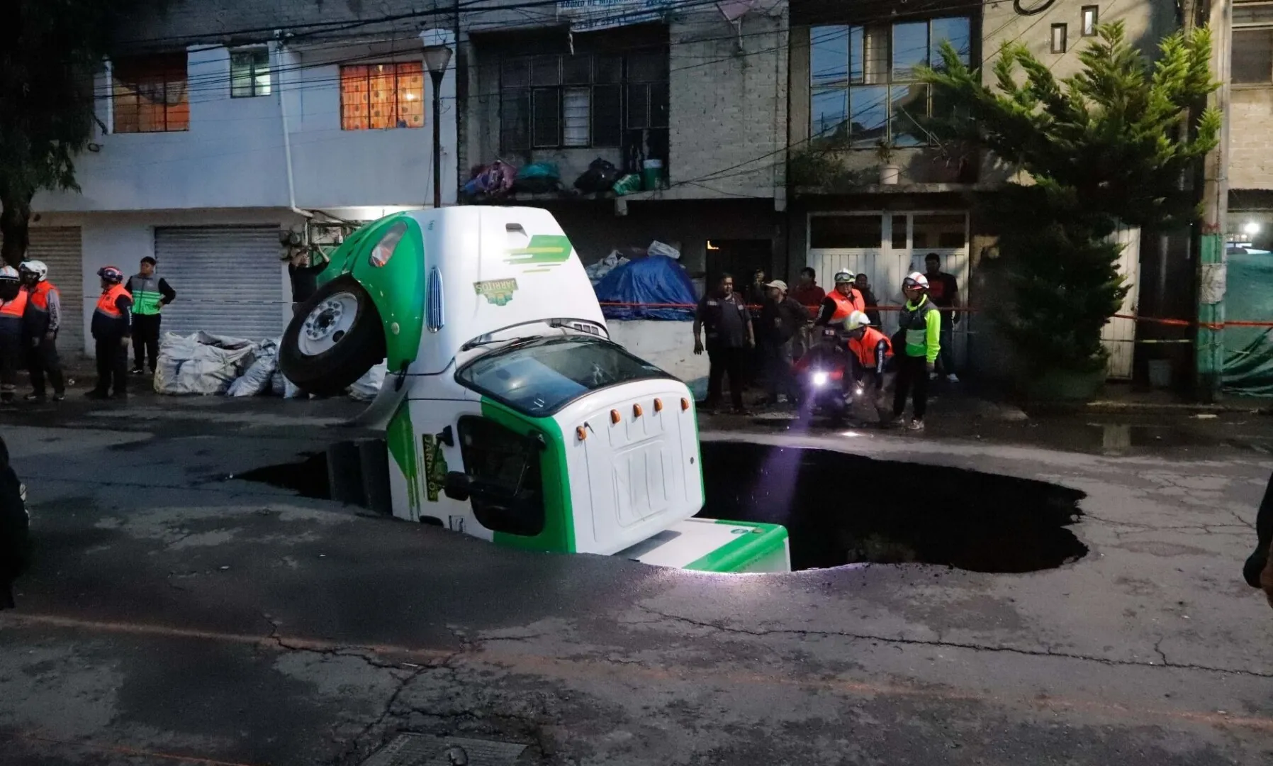 VIDEO Asta este mama tuturor gropilor în asfalt: Efectiv a înghițit un TIR cu totul